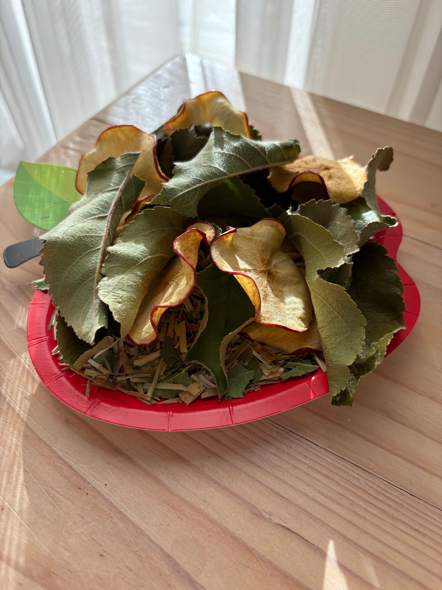 Apple forage plate