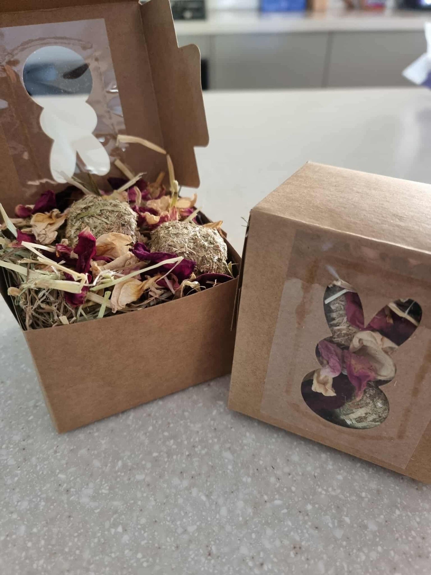 Bunny box - Timothy hay, rose petals and hay cubes