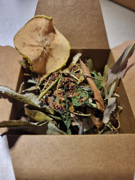 Dried leaves with forest berry mix