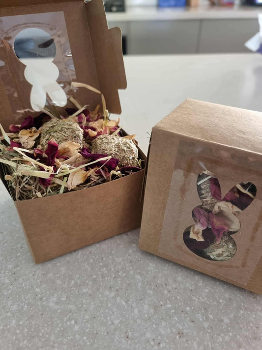 Bunny box - Timothy hay, rose petals and hay cubes