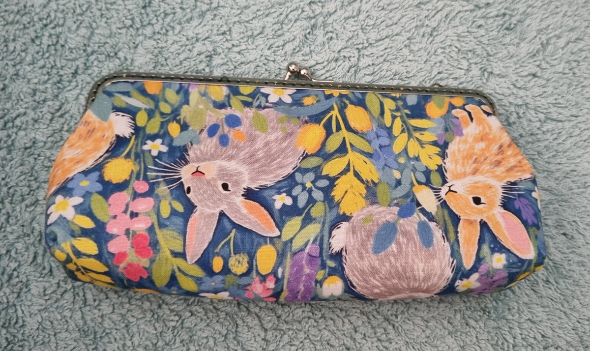 Tote bag and matching framed cosmetic purse set.